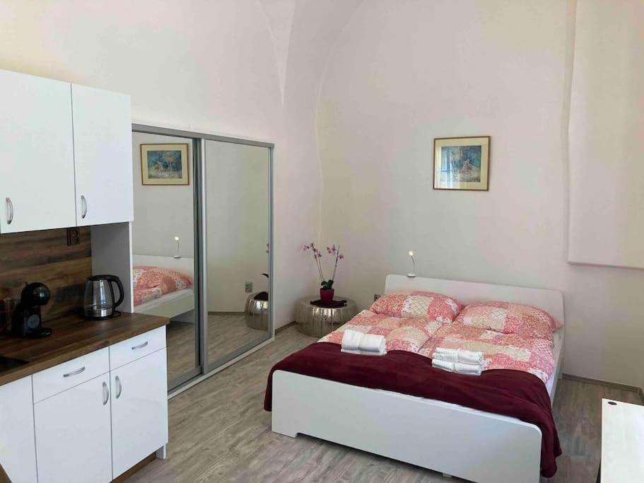Studio In Gothic House, 50M To The Old Town Square Praha Bagian luar foto